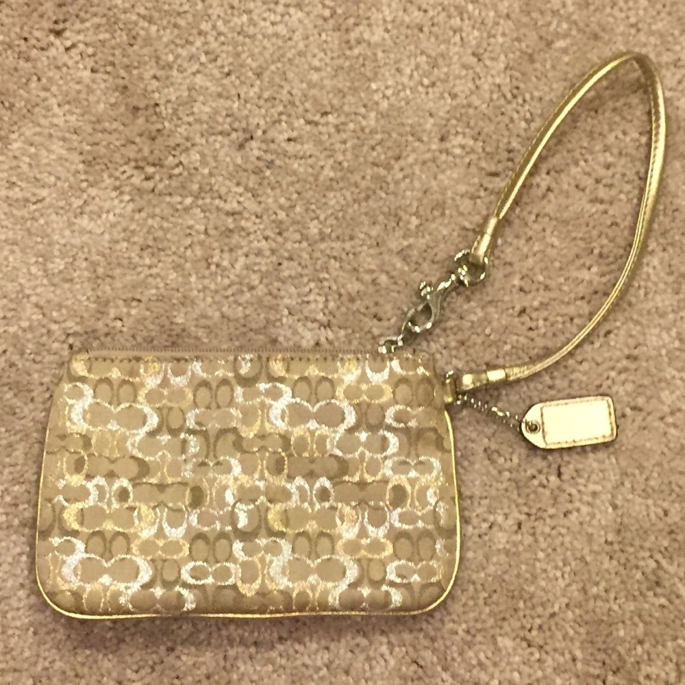 ✨Coach✨gold signature wristlet✨